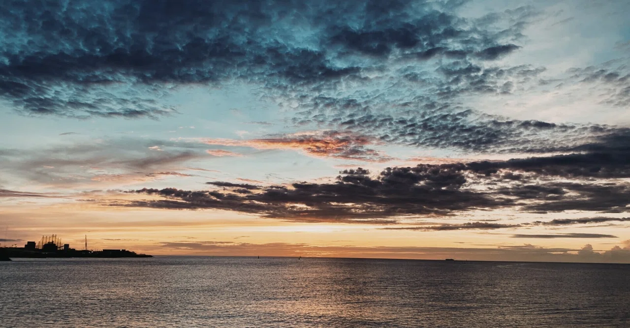 Sunset Rectangle Photo Being drawn to people, just as one is drawn to the sunset|Takaesu Naoki