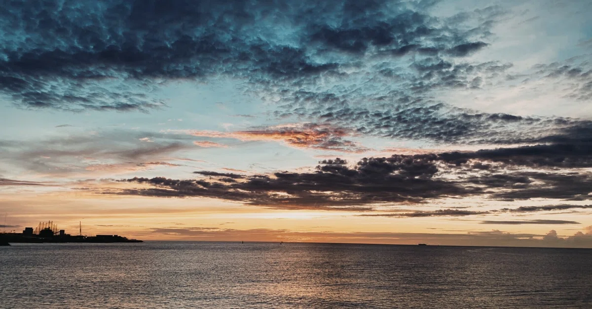 Sunset Rectangle Photo Being drawn to people, just as one is drawn to the sunset|Takaesu Naoki