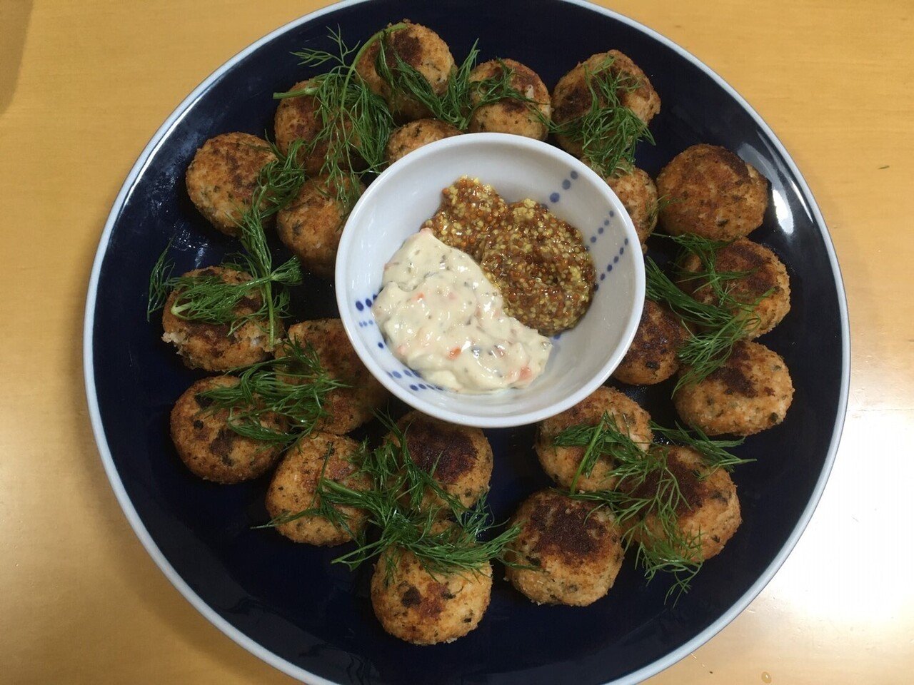 先日ｉｋｅａで購入した冷凍のサーモンボールをフライパンで熱しディルをのせて食べました 真ん中にあるのはホースラディッシュソースとマスタード 見た目はタコ焼きですね 食べた感想 やっぱりミートボール ハーブおじさん Note