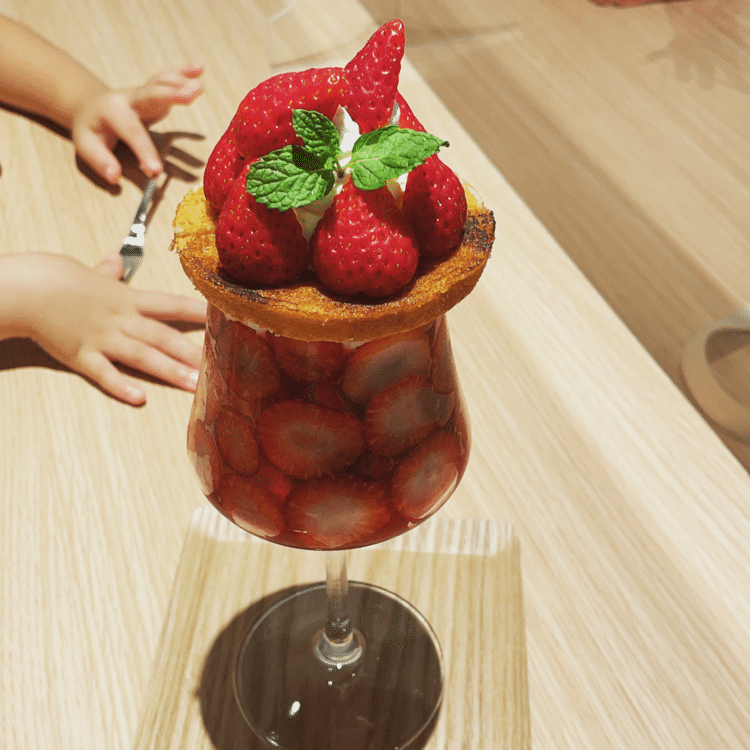 Strawberry Parfait。Woman has a separate stomach for digesting desserts.