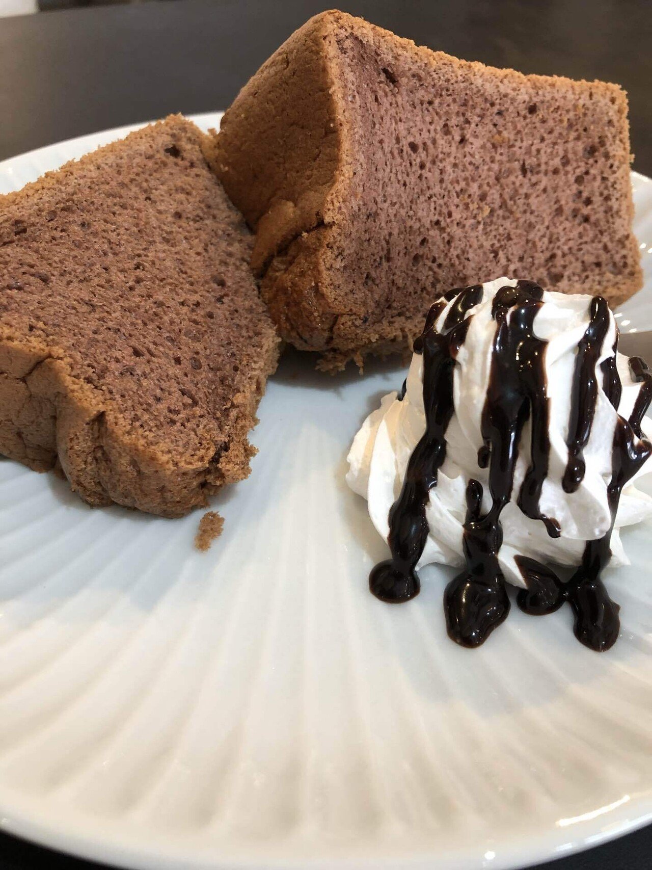 甘いものを欲したのと ワークショップをしているということで 行きつけのカフェへ 気まぐれで作ったという チョコレートシフォンケーキを注文 ほどよい甘さのシフォンケーキと 生クリームが最高にマッチ Juri Note 甘いものを欲したのと ワークショップをしているということで 行きつけのカフェへ 気まぐれで作ったという チョコレートシフォンケーキを注文 ほどよい甘さのシフォンケーキと 生クリームが最高にマッチ Juri Note