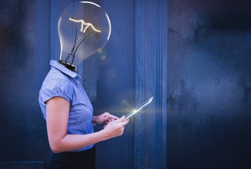 女性・頭部が電球・情報・アイデア・閃き・タブレット