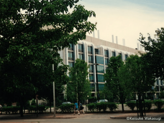 写真3_MIT生物学部の建物を撮影
