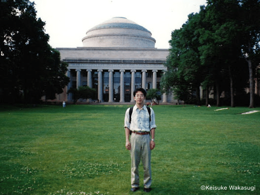 写真2_1996年にMITのキャンパスで私を撮影