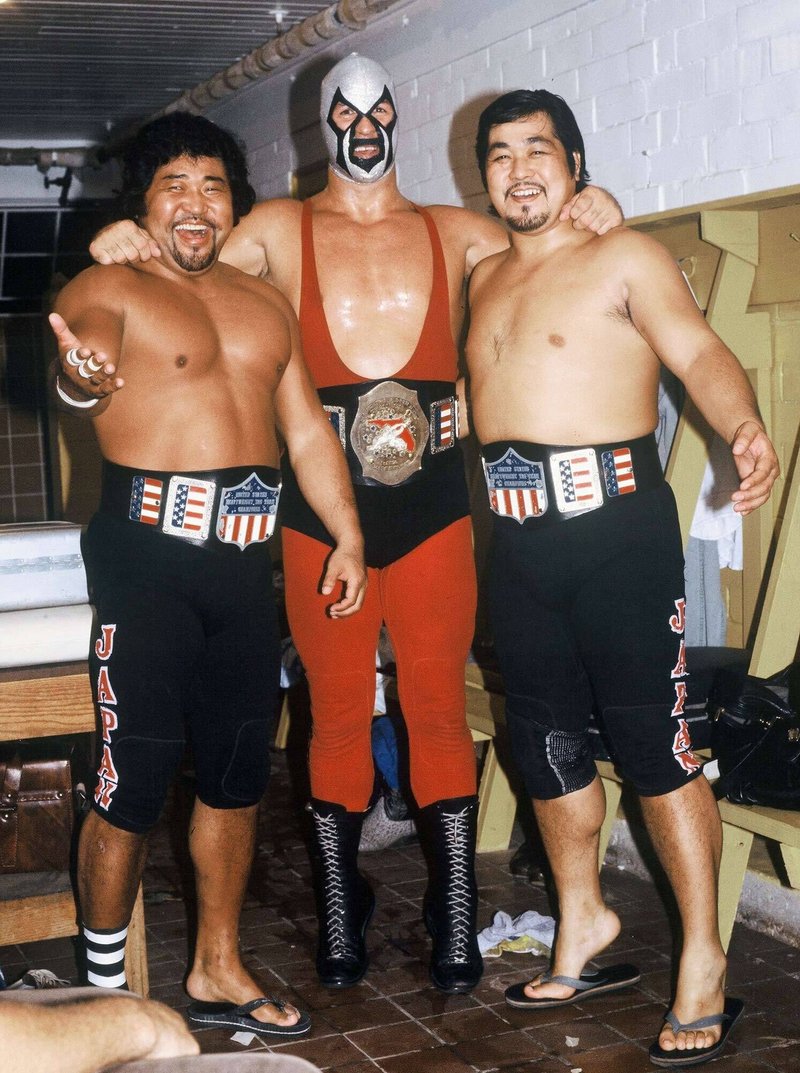 アメリカで売れっ子だった斎藤さん、右はミスター・サト（後のザ・グレート・カブキ）、中央はドン・ジャーデン（７８年９月、米フロリダ州タンパ・スポーツアリーナ）