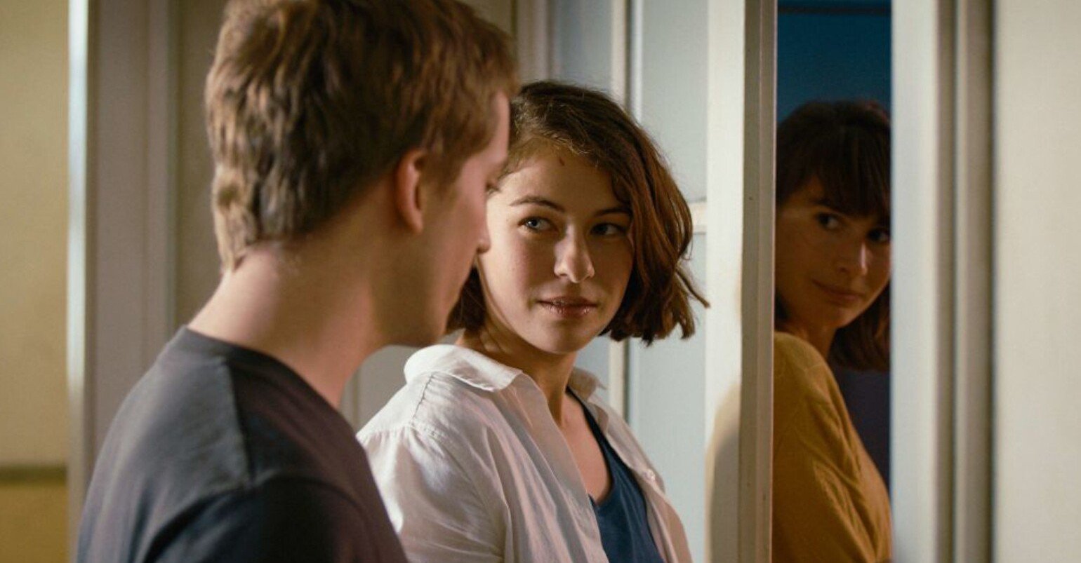 Young kids m&auml;dchen porn シルヴァン＆ラモン・チュルヒャー『ガール・アンド・スパイダー』深い断絶と視線の連なり｜KnightsofOdessa