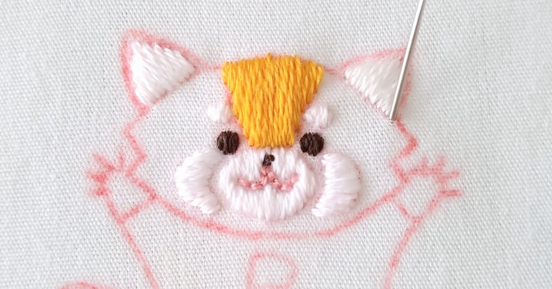 珍しい刺繍絵です。(顔料を使用して手描きではない) レッサーくんの刺繍図案🐾 ステップ6 〜顔の刺繍1〜｜Apostrophe