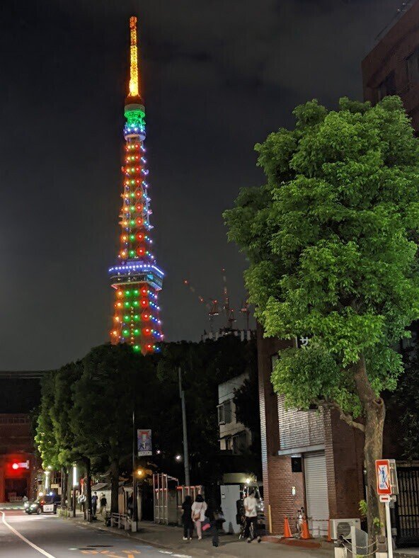 103パラ開幕色の東京タワーを宿すVOLVO XC601