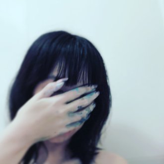 灯守りは 夜になると光り だす青色鉱石をランタンに入れて 歩き出す その冷たい光で先を見ながら 橋の端や 集会所 個々の小屋に ひっそりと灯を移してゆく 町は 青い ぼお とした光に所々照らされて とても美 靑生ふゆ Note 灯守りは 夜になると光り だす青色鉱石をランタンに入れて 歩き出す その冷たい光で先を見ながら 橋の端や 集会所 個々の小屋に ひっそりと灯を移してゆく 町は 青い ぼお とした光に所々照らされて とても美 靑生ふゆ Note