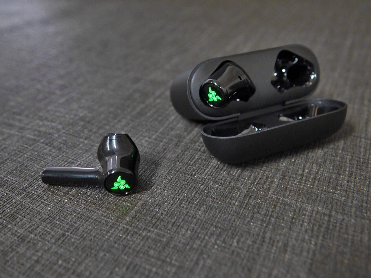 ついに光った！超低遅延ゲーミング左右独立イヤホン Razer