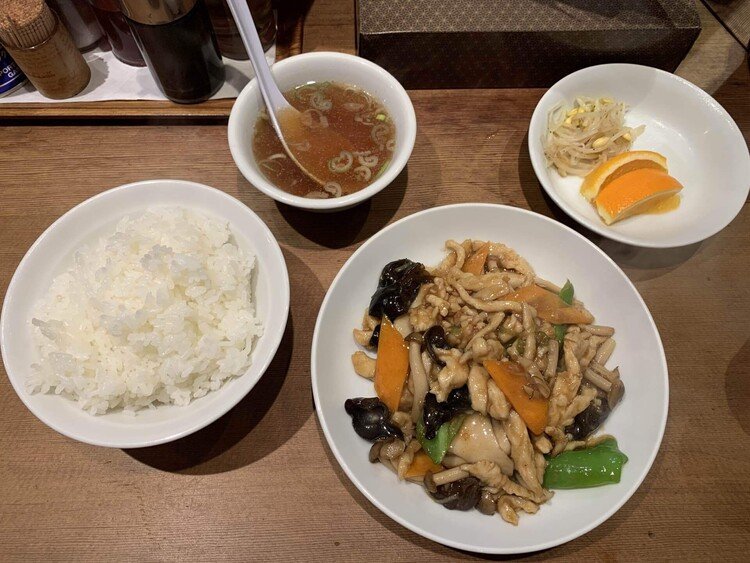 「かおたん 赤坂店」のランチ。鶏肉ときのこの炒め物みたいな感じ。通常のメニューにないもので名称不明。ランチはライスとスープはおかわり自由。 #かおたん #赤坂店 #桔梗の花 URL https://tabelog.com/tokyo/A1308/A130801/13005024/