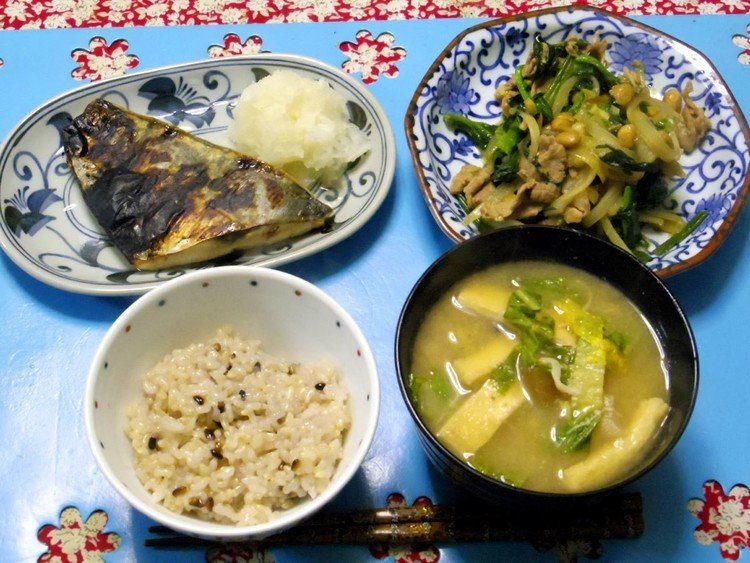 今夜はサワラの味噌漬け焼いたの大根おろし添え、ほうれん草・玉葱・豚肉の納豆炒め、白菜エノキあぶらげのお味噌汁、炊き立てご飯でございす。