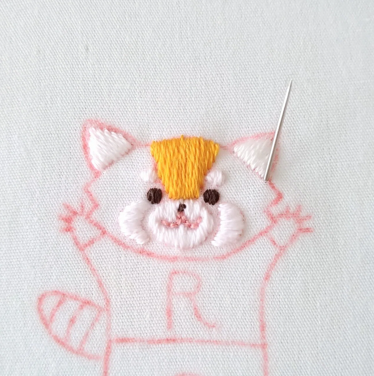 額　手刺繍です レッサーくんの刺繍図案🐾 ステップ7 〜顔の刺繍2〜｜Apostrophe+s