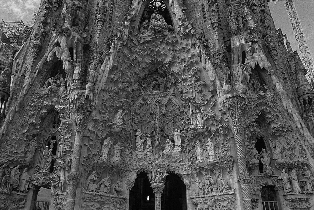 リレーエッセイ Charaさんも愛読 ガウディの伝言 外尾悦郎さんからの運命の電話 光文社新書