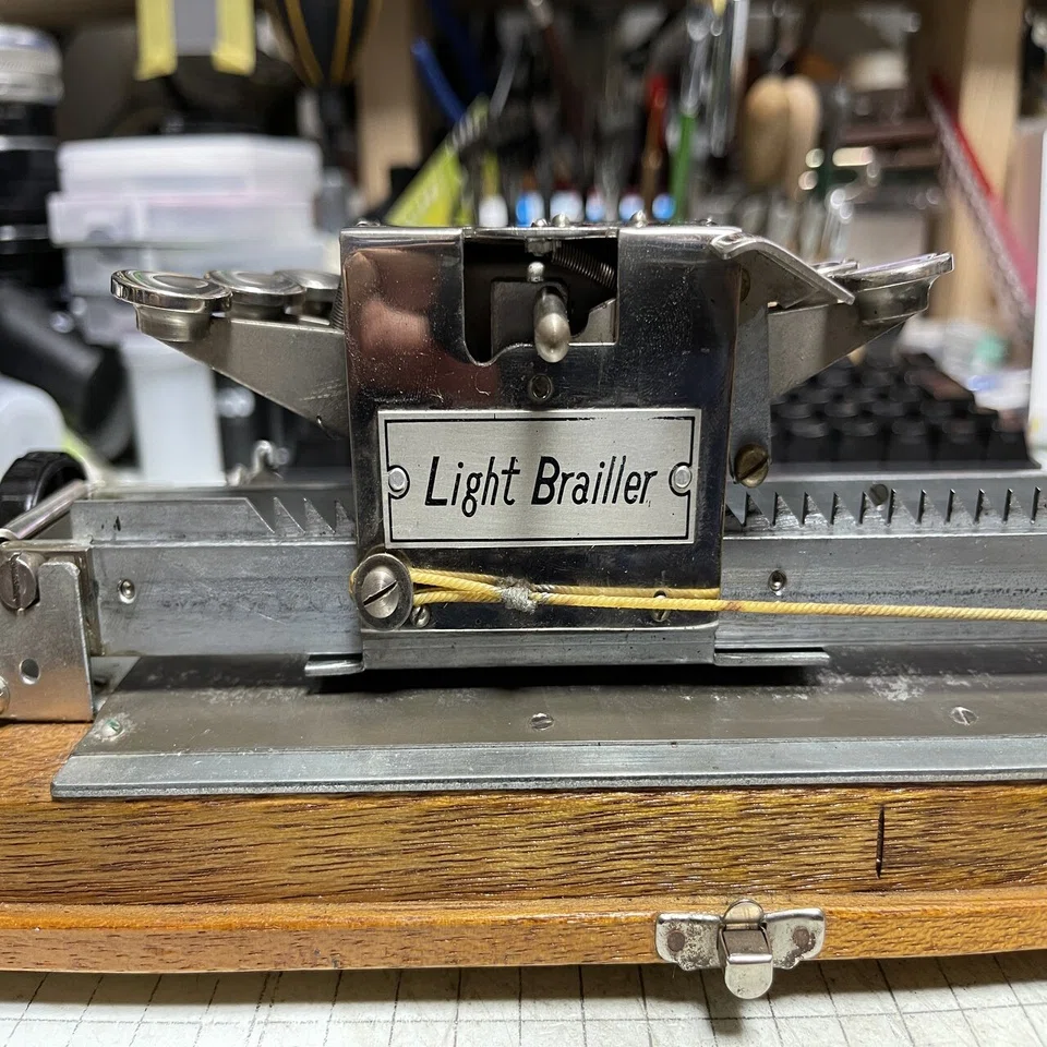点字タイプライター Light Brailler｜怪力熊男