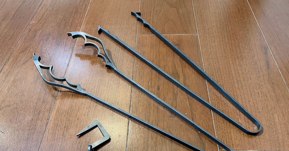 デザインと機能を兼ね備えた無骨な火ばさみ！山賊マウンテン