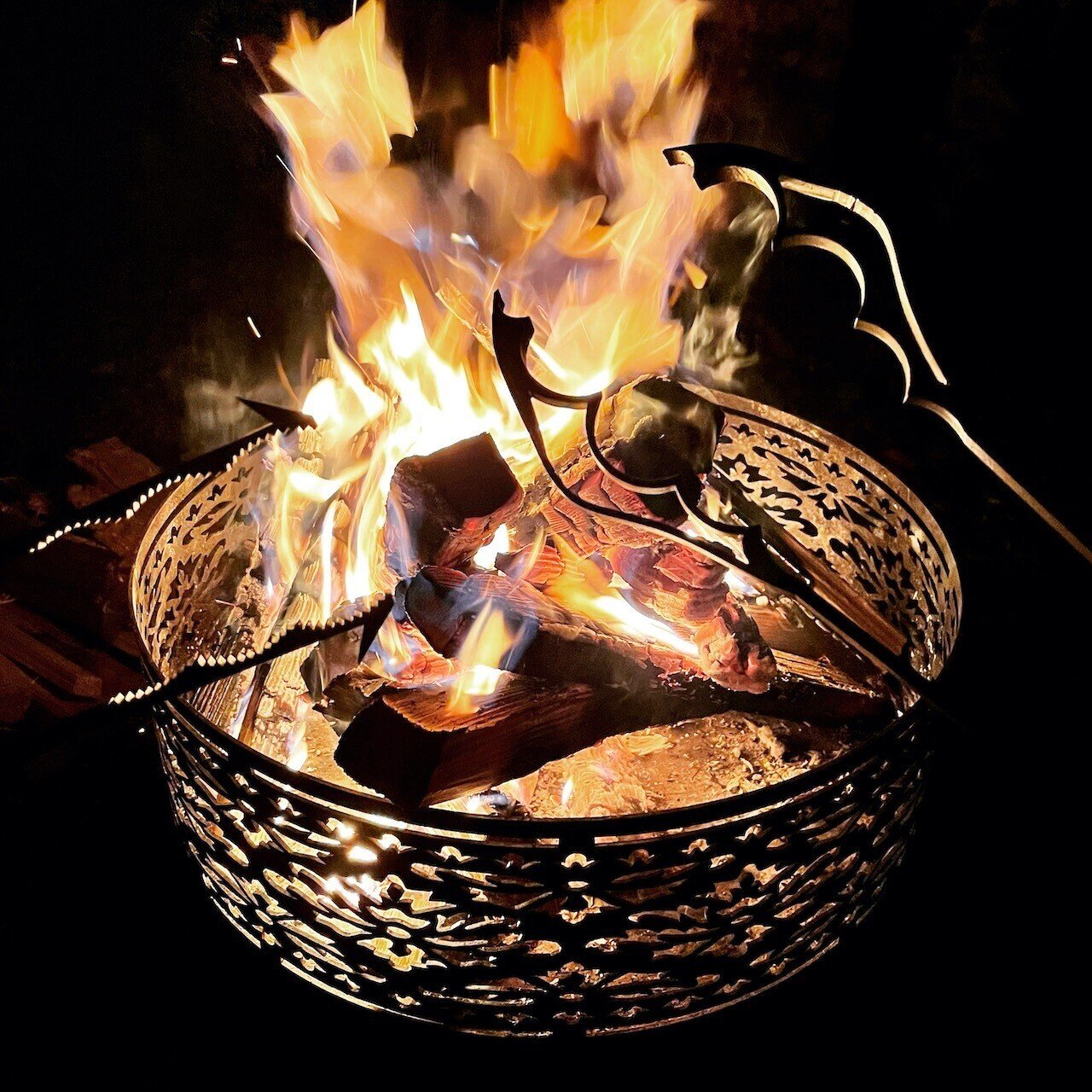 デザインと機能を兼ね備えた無骨な火ばさみ!山賊マウンテン Zari デザインと機能を兼ね備えた無骨な火ばさみ!山賊マウンテン Zari