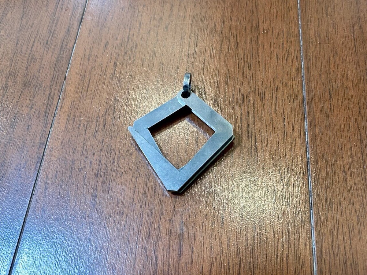 デザインと機能を兼ね備えた無骨な火ばさみ！山賊マウンテン