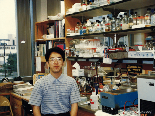 写真4_1996年にMIT Schimmel研究室の個人スペースで私を撮影