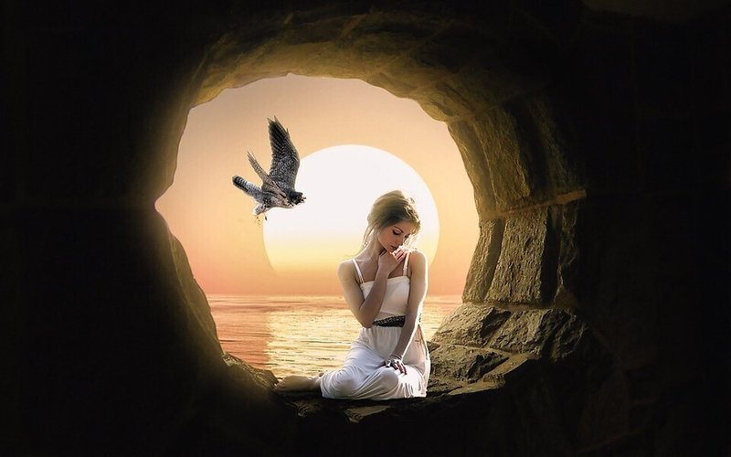 女性・ファンタジー・鳥・猛禽類・洞窟・海辺・座る・夕日