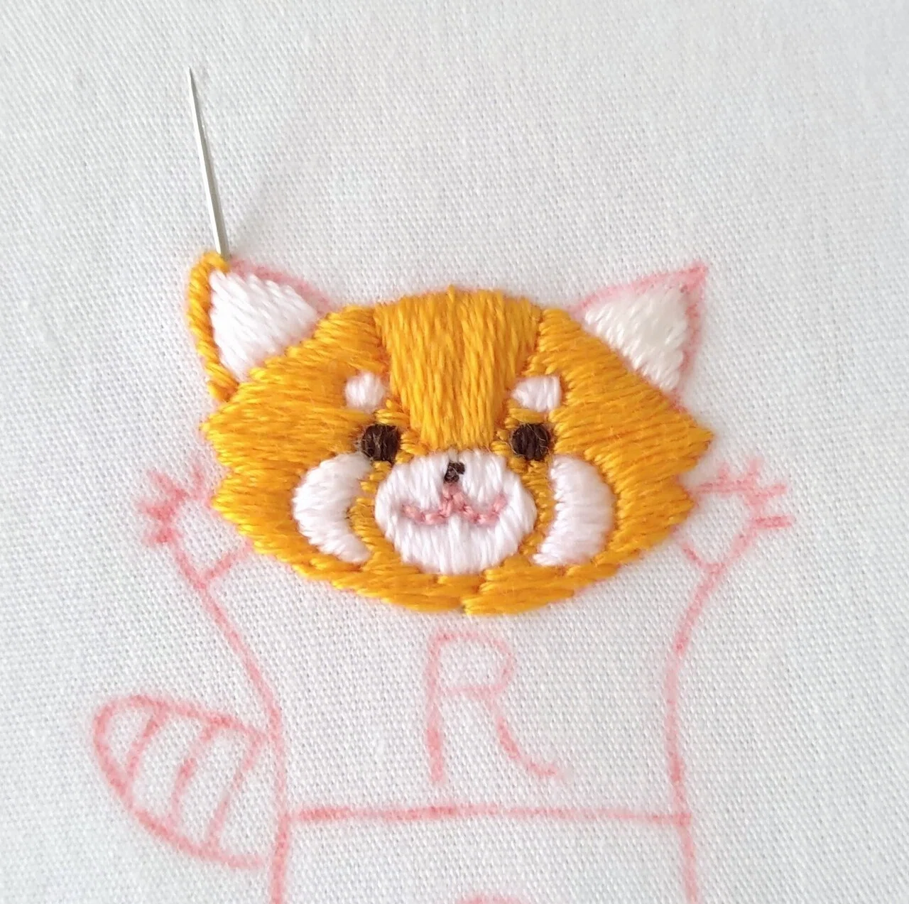 珍しい刺繍絵です。(顔料を使用して手描きではない) レッサーくんの刺繍図案🐾 ステップ9 〜耳の刺繍〜｜Apostrophe+s 刺繍