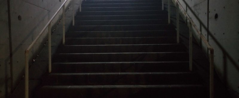 バー・ムーン・ビーチ　階段
