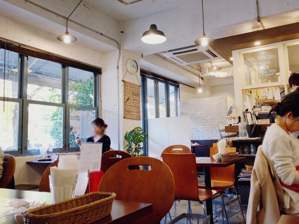 小ぢんまりとアットホームなカフェ Under Throw Cafe 白山 タカシムカフェ Note