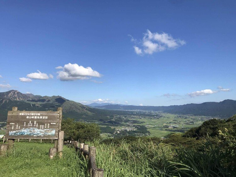 俵山峠から阿蘇を望む。ここから見ると阿蘇五岳（左側）が外輪山に囲まれたカルデラの中にあることがよく分かります！