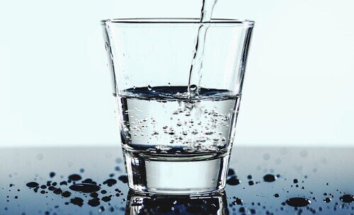 コップの水理論 のように 言葉 は事実を語っていても 簡単に誤認 錯覚させることができてしまう それを様々なトークに応用している人もいるけど そういう 誤魔化す のは好きじゃない 誰も判 Takashi Suda かんた Note