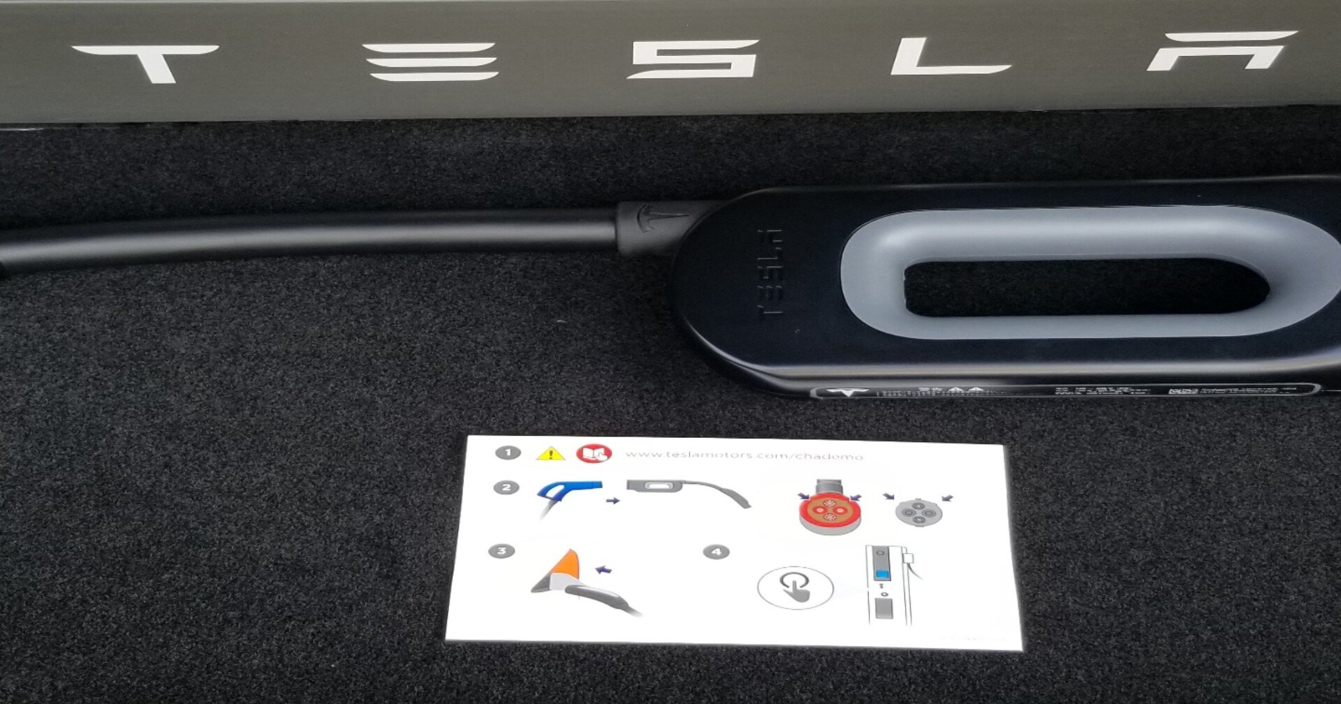 日本モデル『JPN』チャデモアダプター テスラ純正　動作確認の為1回使用しました モデル3の6月納車に向けて チャデモアダプターを先走って買う