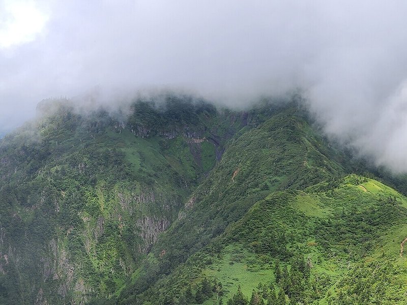 1_雲に覆われた武尊山の険しい山容