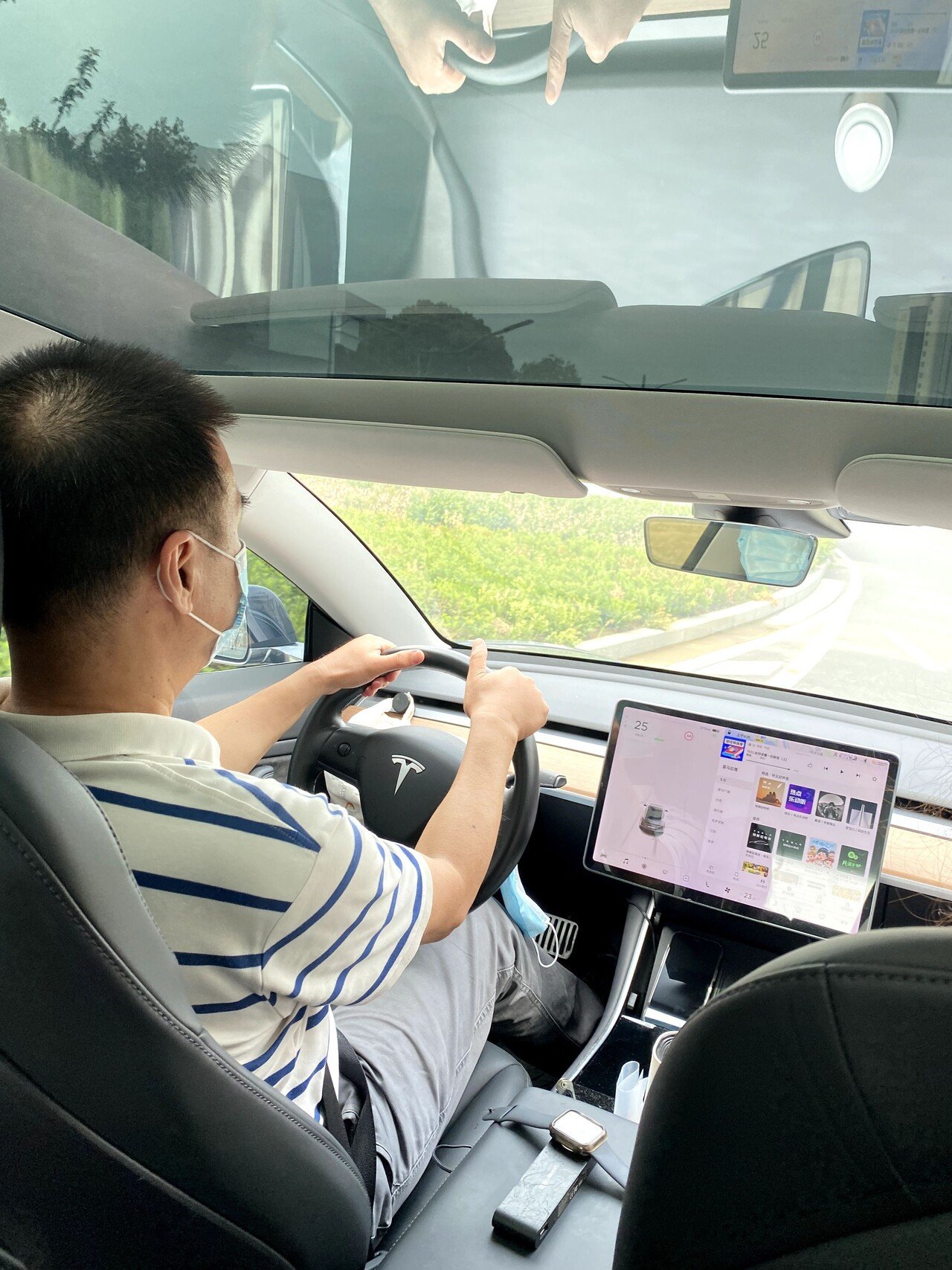 テスラ 車に初めて乗りました 車としての高級感はあまり感じませんでしたが 運転席の大画面モニターの存在と天井のオールガラス張りという部分が近未来的な感じで楽しかったです でも最初は ドアを開け方もよくわから 力蔵 Note