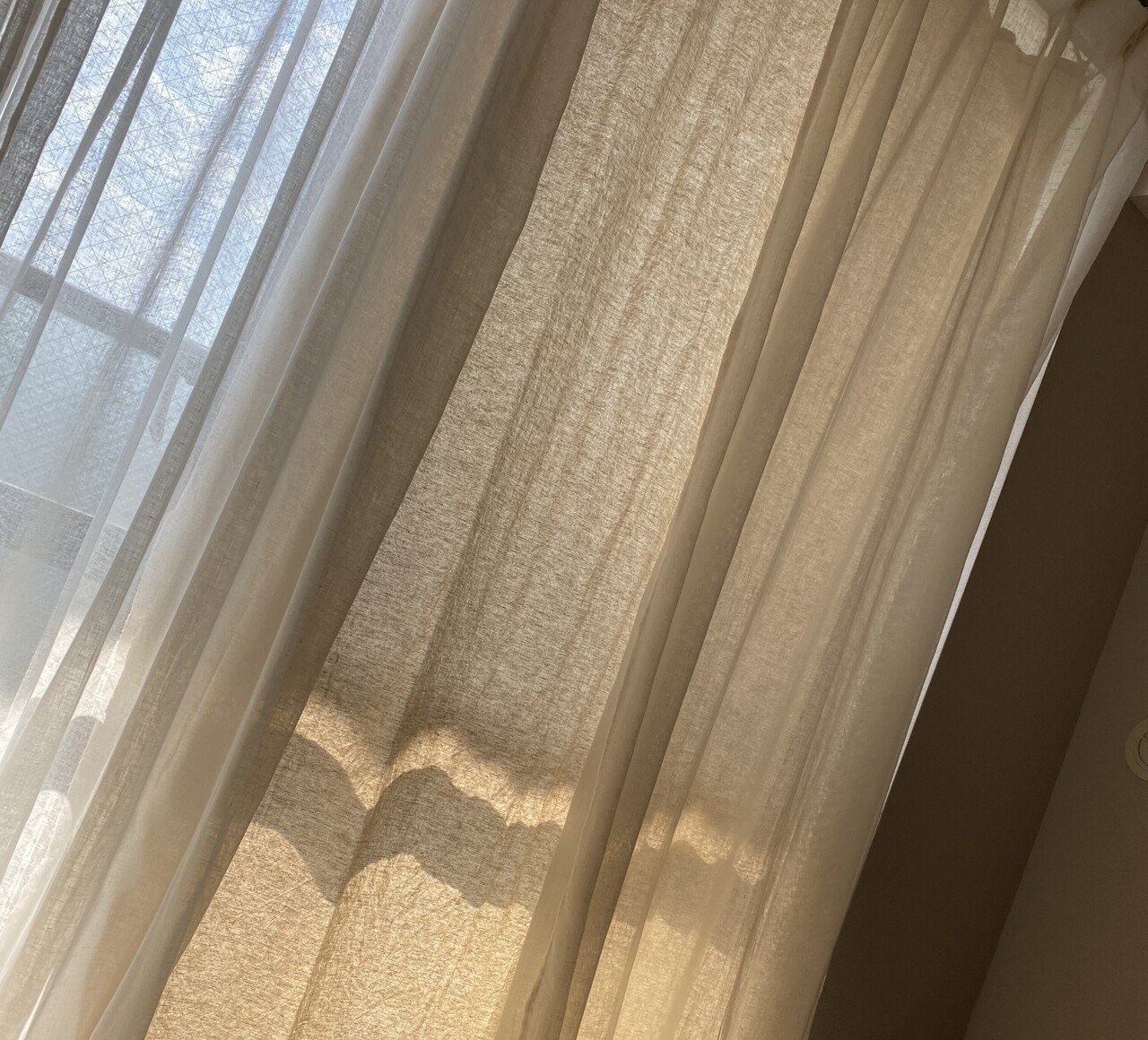 西日 きっつ な最上階 空が高くて 多分この辺りで1番空に近いんじゃないかなと信じている 洗濯干して手を空に伸ばすと気持ちがいい ただ暑い 今まで住んだ家の中で1番暑い カーテンいらないと思ったけどリネ ぱちぱち Note