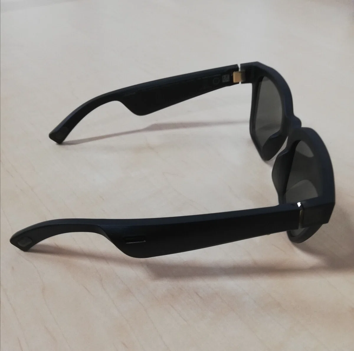 BOSE Frames Alto S/M ブラック オーディオサングラス 見た目は 