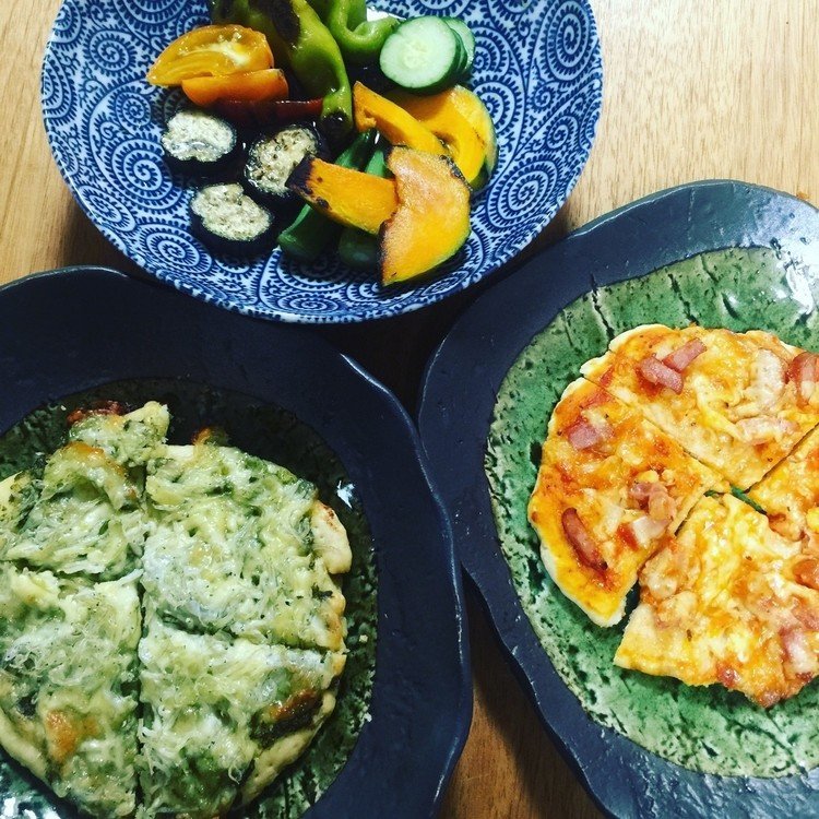 備忘録。手作りピザと夏焼野菜。
トマトソースは市販だったけど、
バジルソースはなんと、初挑戦のハンドメイド！贅沢に松の実をふんだんに使って。2016.8.27