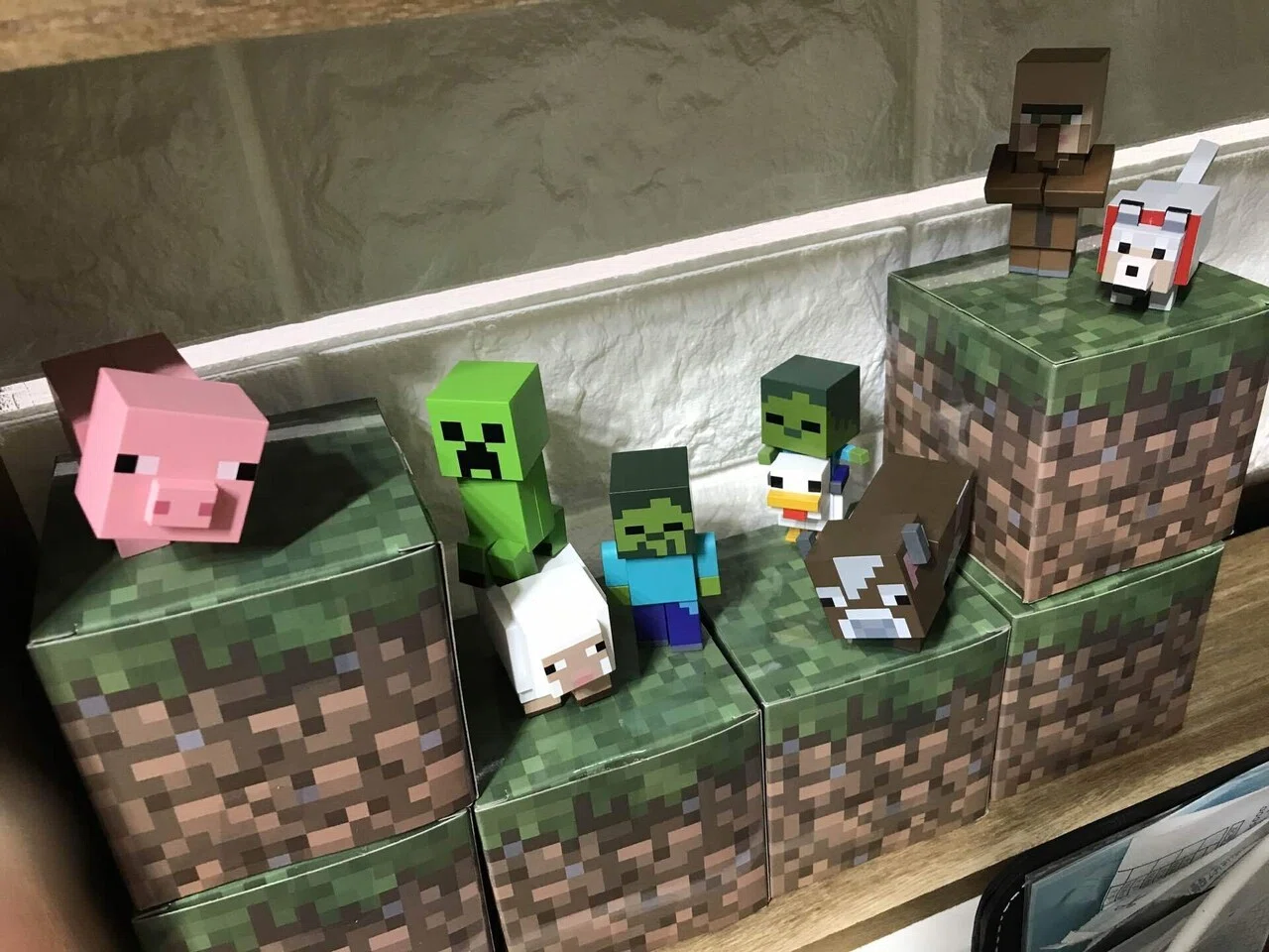 相方のコレクションの一部 プライズのマインクラフトフィギュア クリーパーがお気に入りでグッズを現在収集中 私自身が雑貨屋オーナーなのでマイクラグッズが現在世界で爆上がり中 価値ある物が増えた社会情勢 ど キャットホース三世 Note
