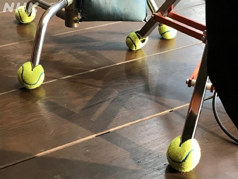 画像　照明の脚にテニスボール　