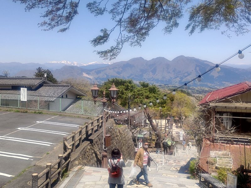 伊香保温泉街と階段と山々の景色