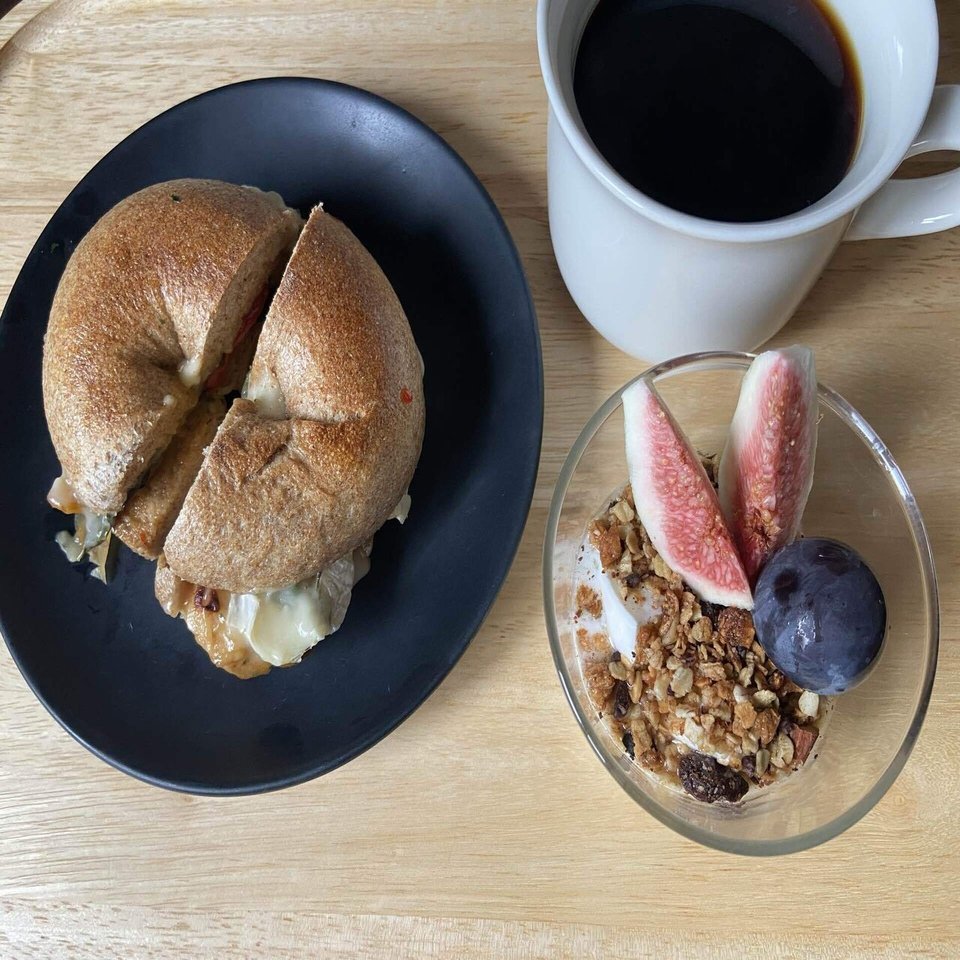 朝食に食べたガパオベーグル Yueise Note