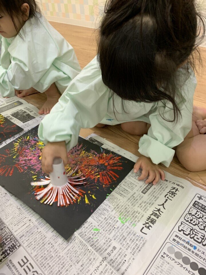 全員で打ち上げた スタンプ花火 写真で知ろう 小規模保育 表現活動 全国小規模保育協議会 実践本チャプター Note 全員で打ち上げた スタンプ花火 写真で知ろう 小規模保育 表現活動 全国小規模保育協議会 実践本チャプター Note