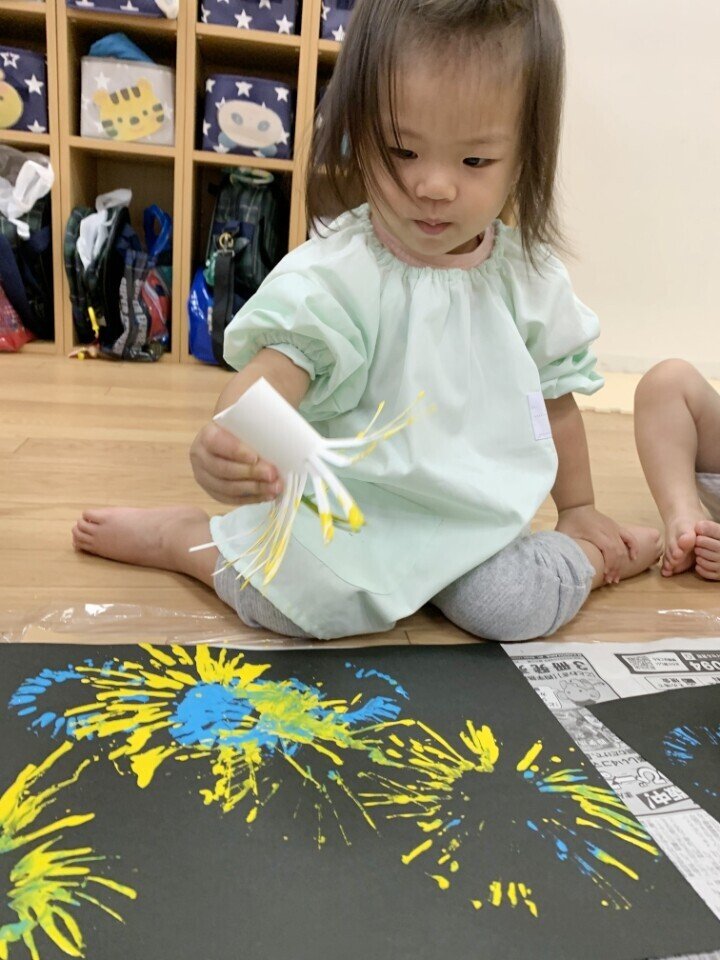 全員で打ち上げた スタンプ花火 写真で知ろう 小規模保育 表現活動 全国小規模保育協議会 実践本チャプター Note 全員で打ち上げた スタンプ花火 写真で知ろう 小規模保育 表現活動 全国小規模保育協議会 実践本チャプター Note