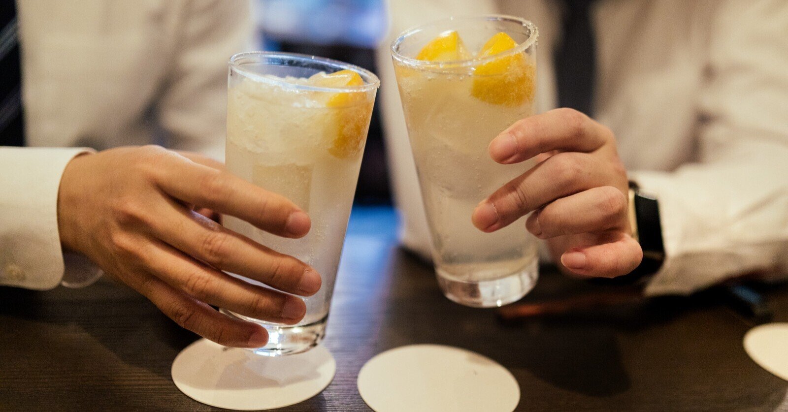 閃いた！レモン炭酸水で焼酎を割ればレモンサワーになるのでは