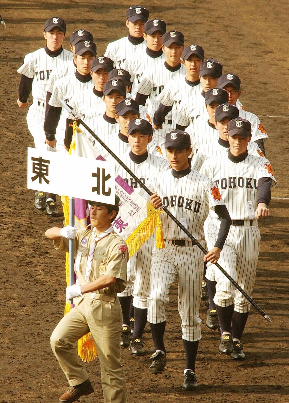 開会式で入場するダルビッシュ（０４年３月、甲子園）