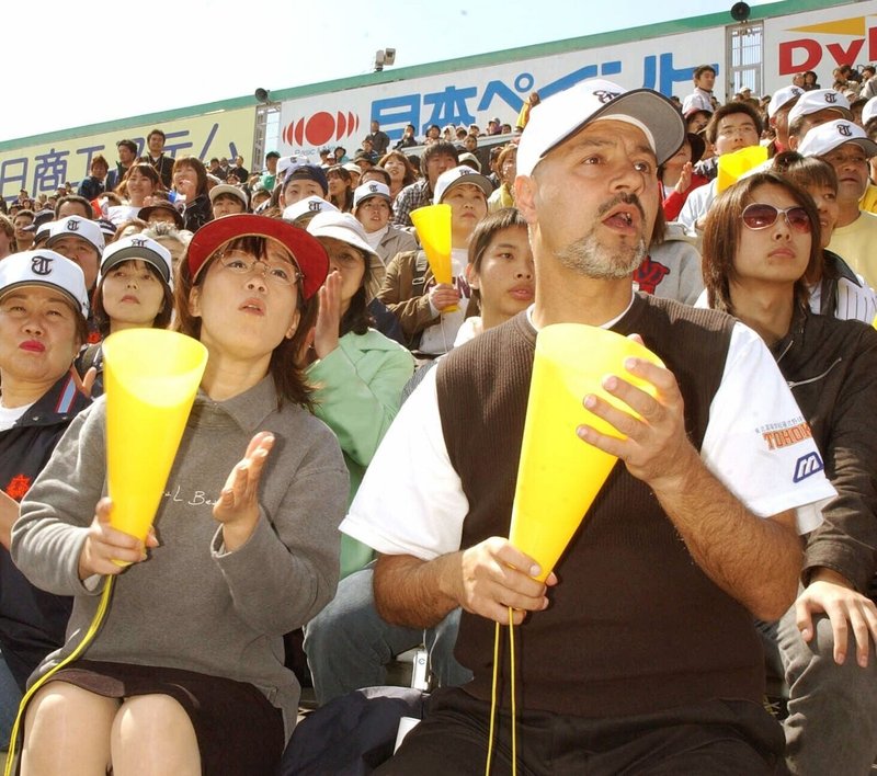 対熊本工戦を観戦するダルビッシュの両親、ファルサさんと郁代さん（０４年３月、甲子園）