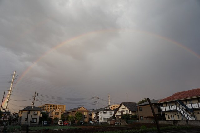 夕方のゲリラ豪雨の後に空に虹の姿が現れた