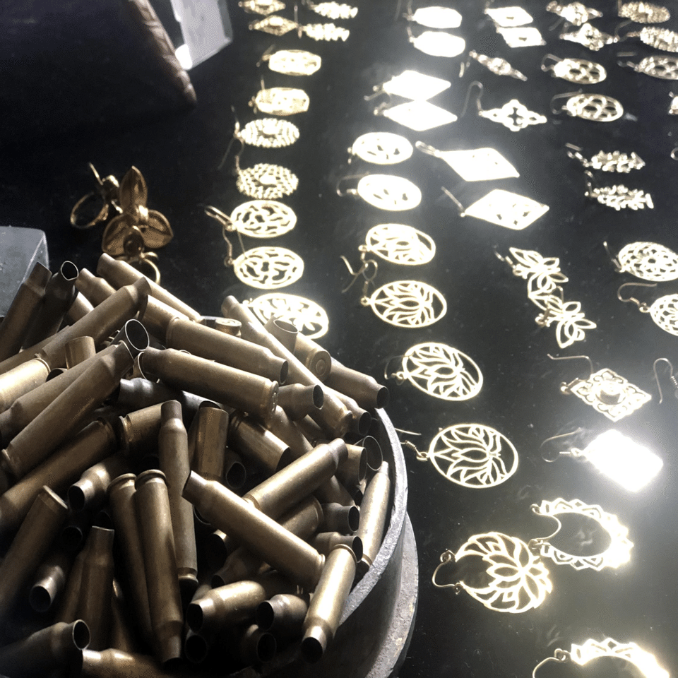 銃弾から作ったジュエリー『ワッティーってなに？』｜コンパスマガジン