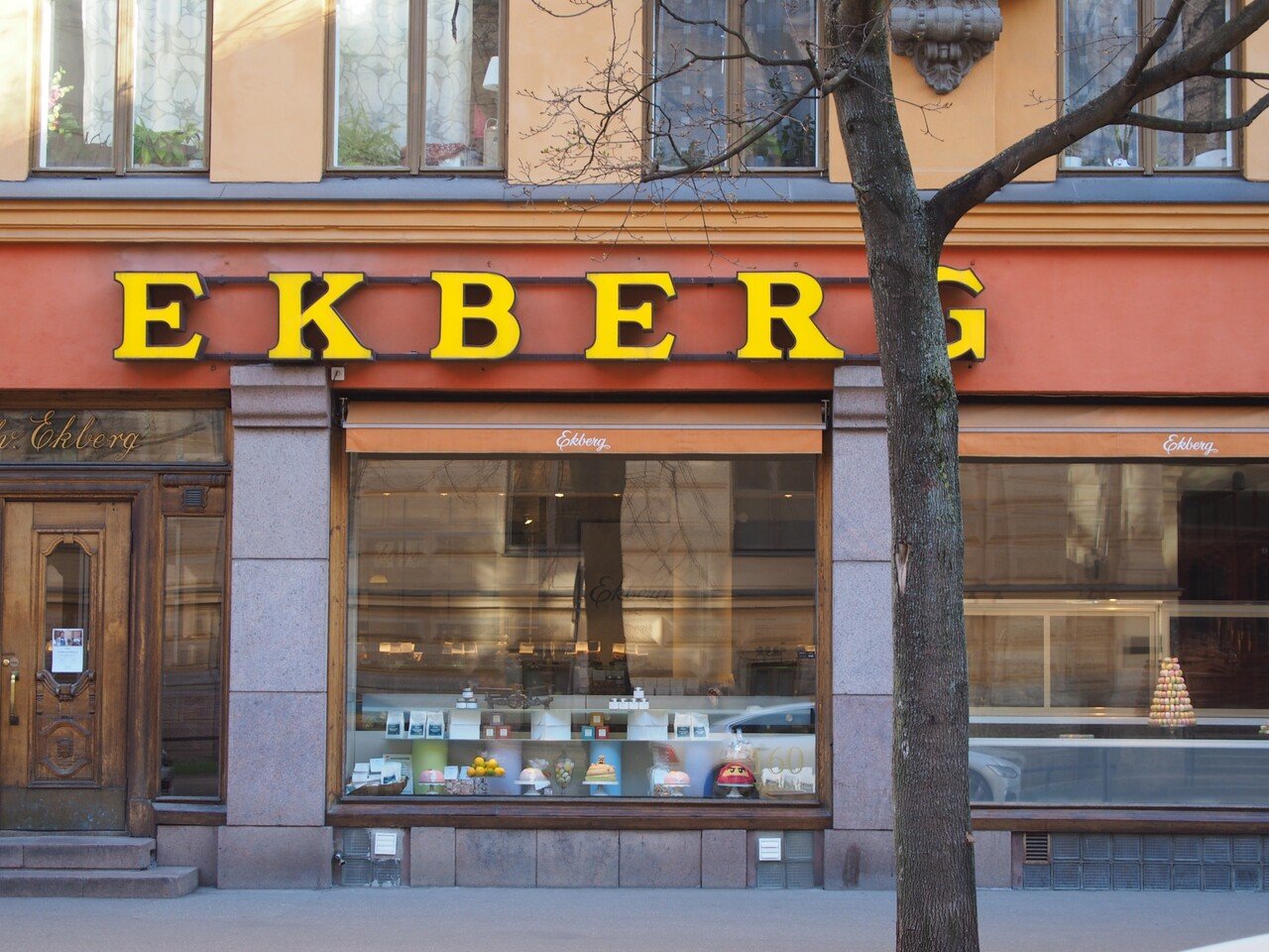 映画で旅するフィンランド ヘルシンキ Bulevardi ラスト ディール 美術商と名前を失くした肖像 Pieni Kauppa Note