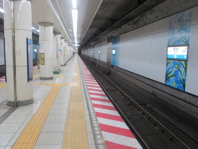 東京メトロ.東西線ホーム。