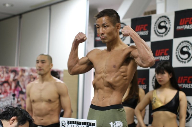 修斗 Quintet 元パンクラス王者に一本勝ちしたキャプテン アフリカこと出花崇太郎のアフリカ体験と柔道とコブラ会 そして元ボクシング世界王者の妻の支え ゴング格闘技 Note 修斗 Quintet 元パンクラス王者に一本勝ちしたキャプテン アフリカこと出花崇太郎のアフリカ体験と柔道とコブラ会 そして元ボクシング世界王者の妻の支え ゴング格闘技 Note