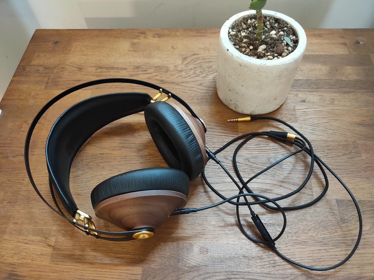 プレゼントしたいヘッドホン Meze Audio 99CLASSICS Walnut Gold プレゼントしたいヘッドホン Meze Audio 99CLASSICS Walnut Gold